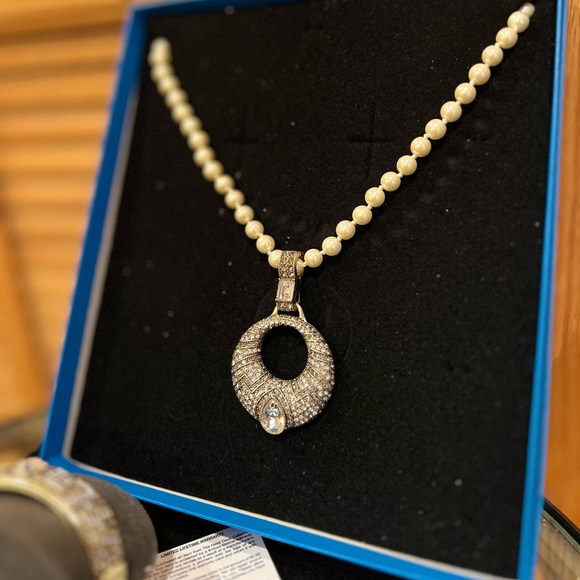 Heidi Daus White Pearl & Crystal Necklace/Bracelet Set 🤍💎 - Picture 5 of 13